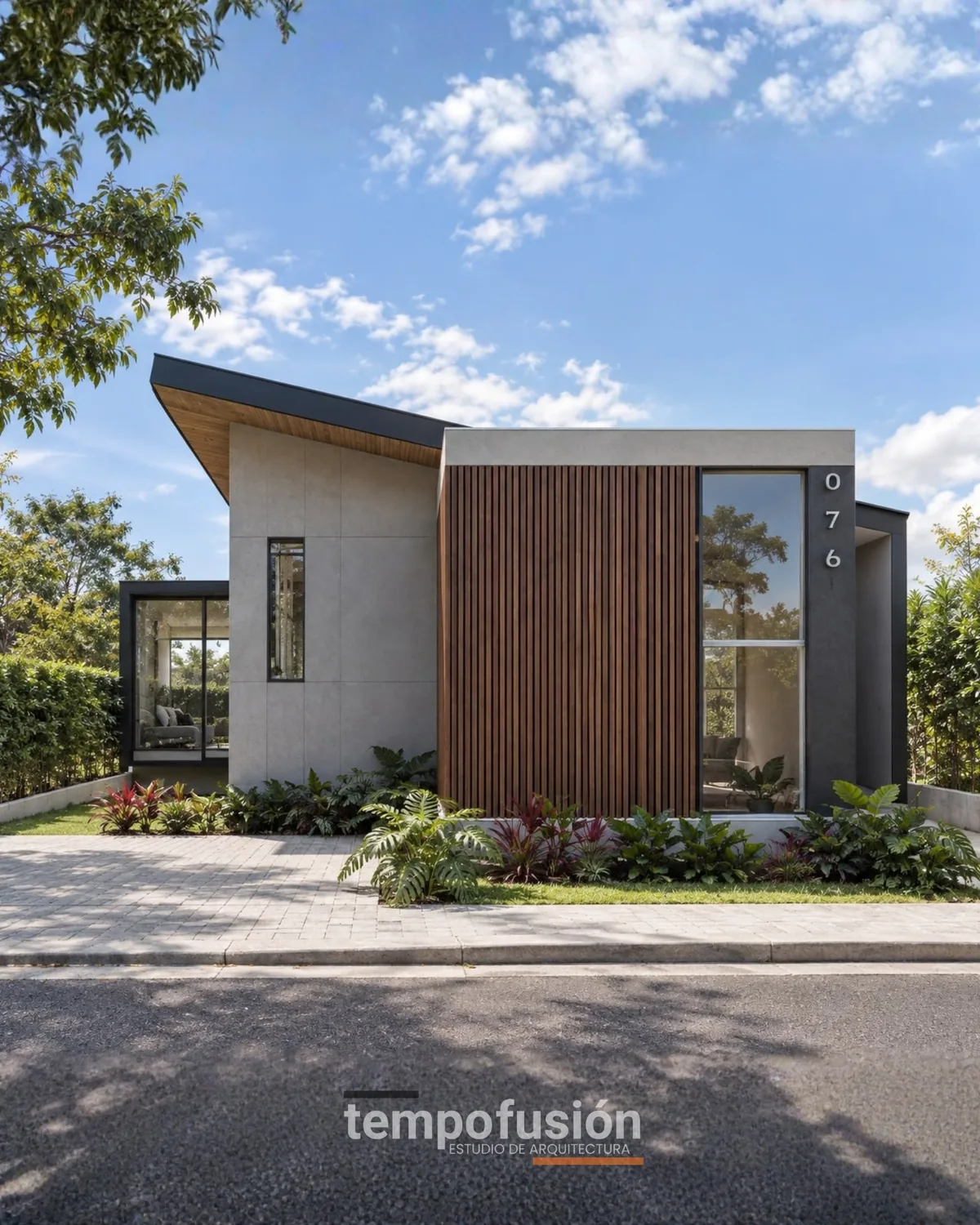 Vivienda de una planta con revestimiento vertical de madera y jardín