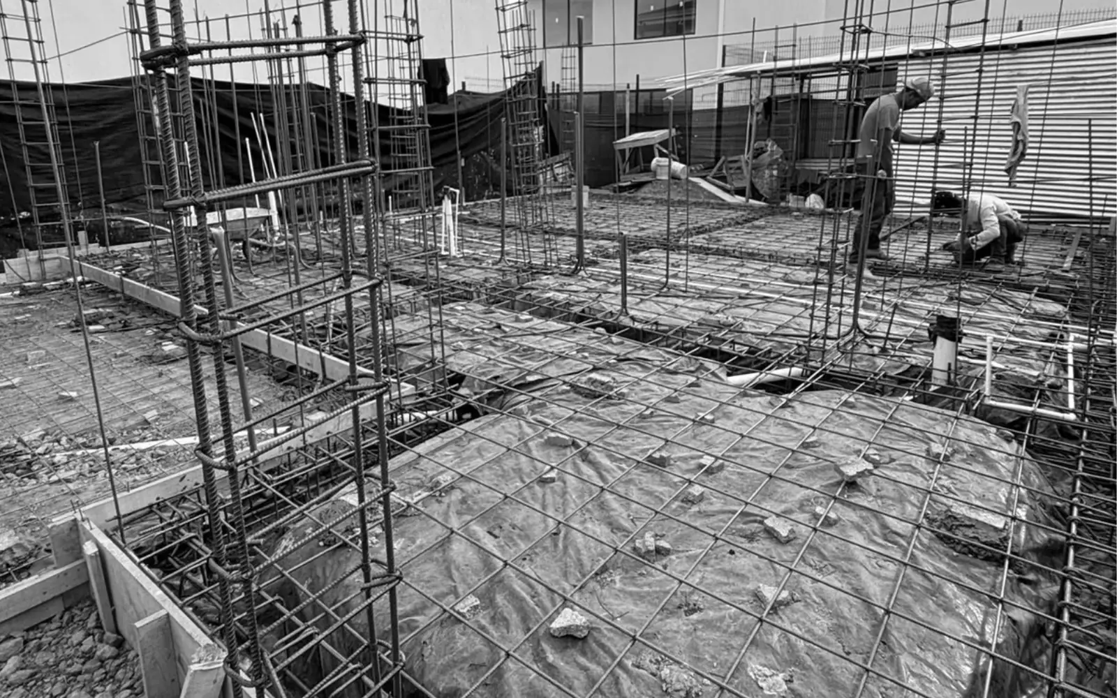 Obra en construcción: armaduras de acero antes del colado, en blanco y negro